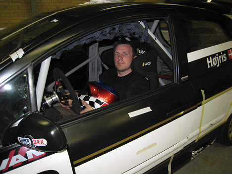 Lars Højris Nielsen og teamet er nu i gang med de sidste dekoreringer på Peugeot 307 EPO II raceren.